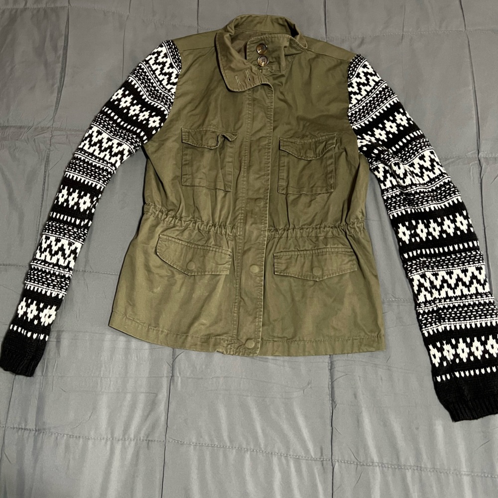 Love tree utility jacket with sweater sleeves size medium button and zipper